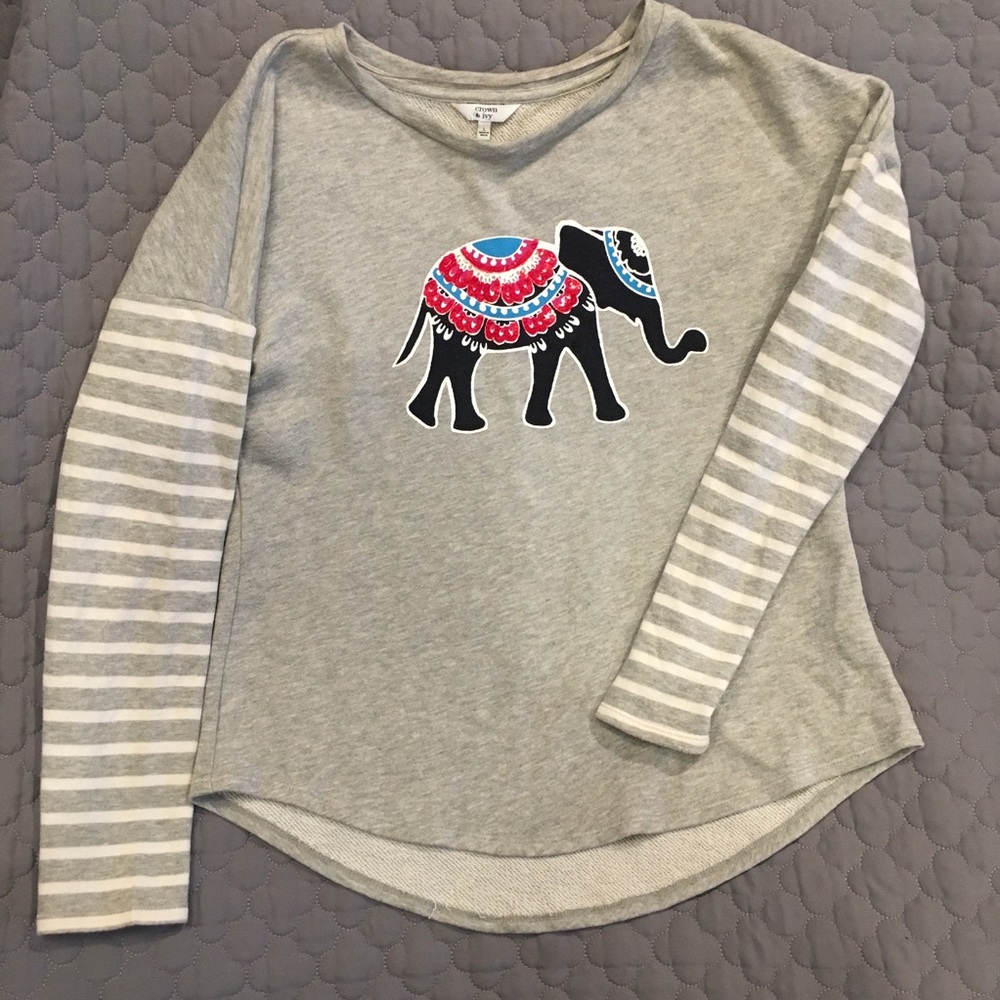 Crown & Ivy pull over sweatshirt